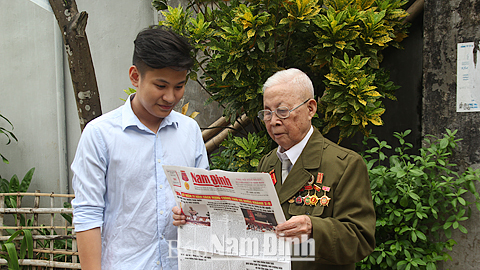 Ông Hoàng Ba đang “truyền lửa” cho thế hệ trẻ.