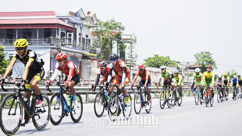 Đoàn đua thi đấu trên Quốc lộ 21 địa phận tỉnh Nam Định (ảnh1); Các VĐV về đích tại Quảng trường 3-2 (ảnh 2 và 3); Các VĐV đoạt giải nhất, nhì, ba chặng 7 (ảnh 4).