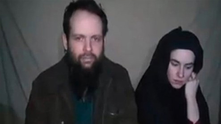 Con tin người Mỹ Caitlan Coleman và người chồng quốc tịch Canada của cô, Joshua Boyle trong đoạn vieo. (Nguồn: thedailybeast.com)