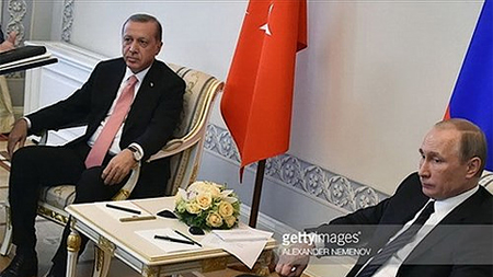 Tổng thống Nga Vladimir Putin và người đồng cấp Thổ Nhĩ Kỳ Recep Tayyip Erdogan tại cuộc gặp hồi tháng Tám vừa qua. Ảnh gettyimages. 