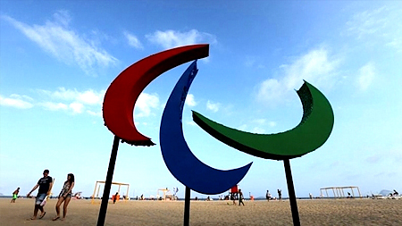 Biểu tượng Paralympic ở bãi biển Copacabana, thành phố Rio de Janeiro, Brazil. (Ảnh: Reuters)