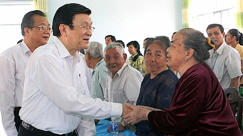 Nguyên Chủ tịch nước Trương Tấn Sang với nhân dân xã nông thôn mới Thiện Nghiệp, TP Phan Thiết (Bình Thuận), tháng 3-2015. Ảnh: Nguyễn Khang (TTXVN)