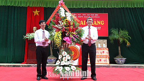 Đồng chí Đinh Thế Huynh, Ủy viên Bộ Chính trị, Thường trực Ban Bí thư tặng lẵng hoa tươi thắm cho thầy và trò Trường THPT Xuân Trường 