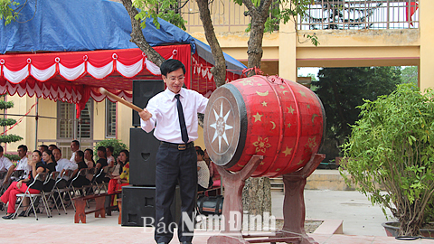 Đồng chí Phạm Đình Nghị, Phó Bí thư Tỉnh uỷ, Chủ tịch UBND tỉnh đánh trống khai giảng năm học 2016-2017 tại Trường THPT Lý Tự Trọng (ảnh dưới, bên phải).