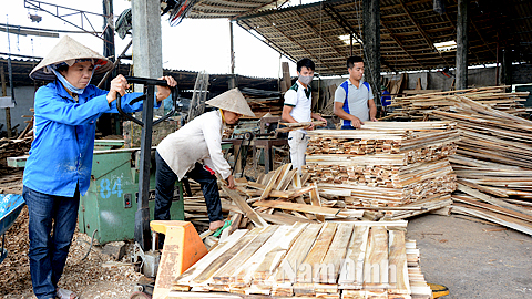 Từ nguồn vốn vay 20 triệu đồng của chương trình cho vay giải quyết việc làm đã giúp gia đình anh Cao Xuân Nguyên (TP Nam Định) đầu tư phát triển nghề mộc.