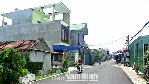 Đường trục xã Xuân Kiên được thảm bê tông nhựa tạo điều kiện đi lại thuận tiện cho người dân.