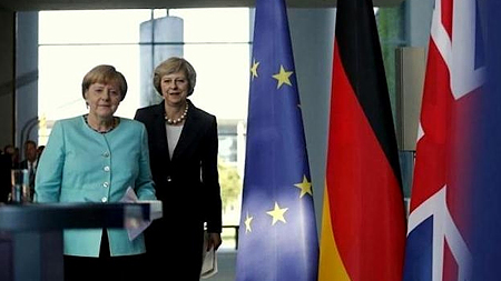 Thủ tướng Đức Angela Merkel và người đồng cấp Anh Theresa May dự buổi họp báo sau cuộc hội đàm giữa hai nhà lãnh đạo tại Phủ Thủ tướng ở Berlin, Đức, ngày 20-7-2016. (Ảnh: Reuters)