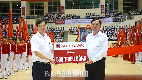 Đại diện Ngân hàng NN và PTNT Việt Nam trao tặng Quỹ Khuyến học, khuyến tài tỉnh 500 triệu đồng.