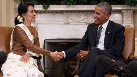 Cái bắt tay mang tính biểu tượng giữa bà Aung San Suu Kyi và ông Obama. Ảnh: Reuters