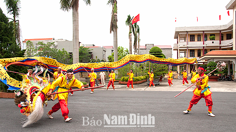 Đội múa rồng xã Hoàng Nam biểu diễn trong Ngày hội Văn hóa - Thể thao huyện Nghĩa Hưng năm 2016.