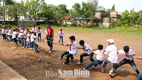 Thi kéo co của học sinh Trường THCS Nam Cường.