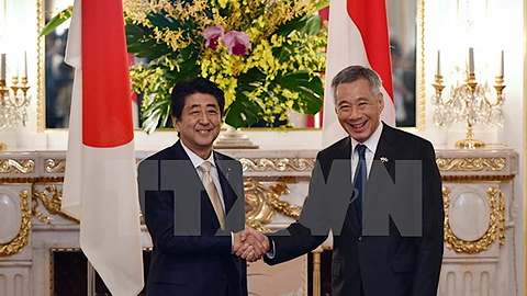 Thủ tướng Nhật Bản Shinzo Abe (trái) và Thủ tướng Singapore Lý Hiển Long. (Nguồn: AFP/TTXVN)