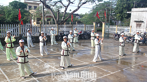 Người cao tuổi xã Hải Phương (Hải Hậu) luyện tập thể dục dưỡng sinh thức vũ kinh.