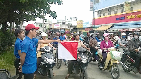 Thanh niên tham gia mô hình tự quản giao thông ở Bình Dương (Nguồn: Báo Bình Dương)