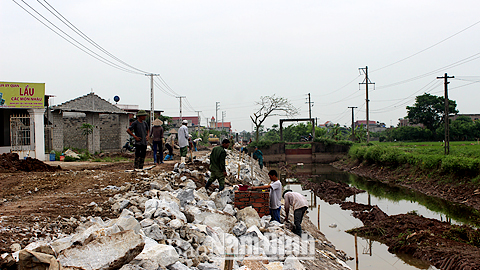 Thực hiện tốt thí nghiệm chuyên ngành xây dựng sẽ góp phần kiểm soát chất lượng công trình xây dựng (Trong ảnh: Kè mái sông do Cty CP Tập đoàn Xuân Trường thi công tại xã Giao Tiến, huyện Giao Thủy).