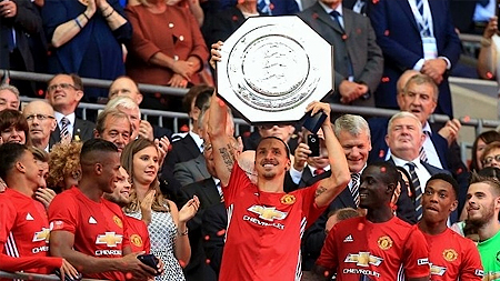 Vừa mới chuyển đến sân Old Trafford, Ibrahimovic đã kịp "bỏ túi" thêm một danh hiệu sau khi tỏa sáng giúp Manchester United đá bại Leicester City 2-1 để đoạt Siêu cúp Anh 2016. (Ảnh: Getty Images)