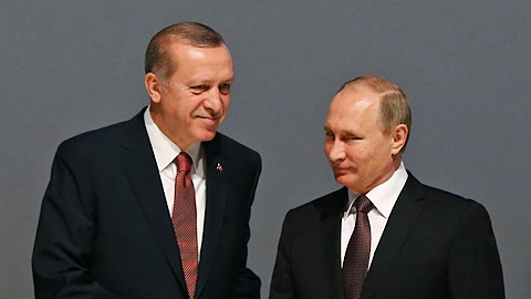 Trong ảnh chụp ngày 10/10 là Tổng thống Thổ Nhĩ Kỳ Recep Tayyip Erdogan (trái) và người đồng cấp Nga Putin. Ảnh: AP