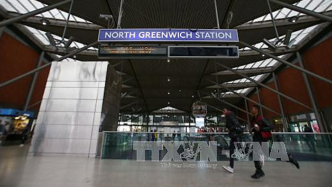 Hành khách tại nhà ga tàu điện ngầm Greenwich Bắc ở London, Anh ngày 21/10. Ảnh: AFP/TTXVN