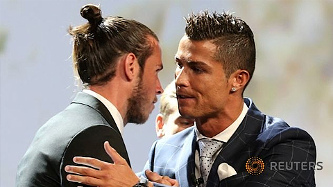 Cristiano Ronaldo nói chuyện với Gareth Bale sau khi nhận giải thưởng Cầu thủ xuất sắc nhất châu Âu mùa giải 2015/16 ngày 25-8 vừa qua. Ảnh: Reuters