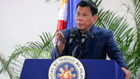 Tổng thống Philippines Duterte về tới sân bay quốc tế Davao sau khi kết thúc chuyến thăm cấp nhà nước Trung Quốc, ngày 22/10. Ảnh: AFP/TTXVN