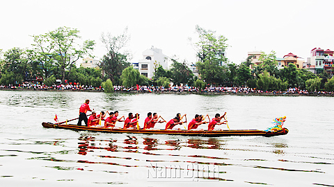 Đội bơi chải nam xã Hải Thanh giành giải nhất nội dung nam Giải bơi chải toàn tỉnh năm 2016.