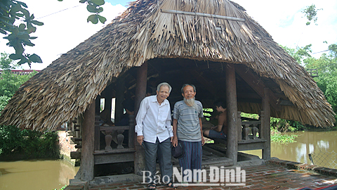 Cây cầu gỗ mái lợp bổi ở làng Kênh tại Thị trấn Cổ Lễ (Trực Ninh) gắn bó mật thiết với đời sống người dân nơi đây.