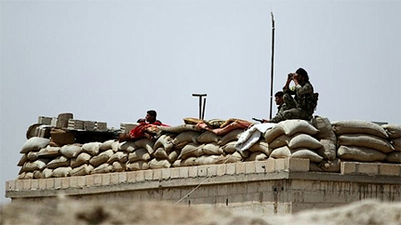 Các tay súng SDF tham chiến ở Raqqa, miền bắc Syria, ngày 27-5-2016. (Ảnh: Reuters)