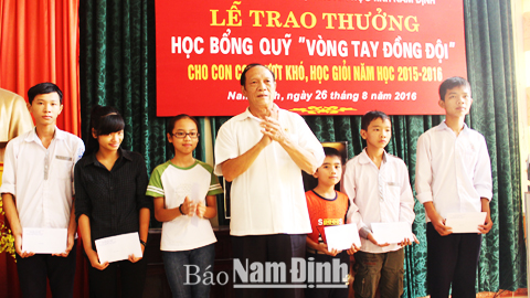 Lãnh đạo Hội CCB tỉnh trao học bổng cho các em học sinh nghèo con của CCB có thành tích cao trong học tập.