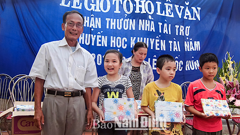 Đại diện dòng họ Lê Văn trao phần thưởng cho những học sinh có thành tích cao trong rèn luyện và học tập.