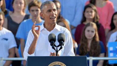 Tổng thống Mỹ Barack Obama phát biểu trước những người ủng hộ ứng viên Hillary Clinton tại Chapel Hill, bang Bắc Carolina ngày 2/11. Ảnh: AFP/TTXVN