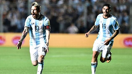 L. Messi (trái) ghi bàn mở đầu cho chiến thắng 3-0 của Argentina.