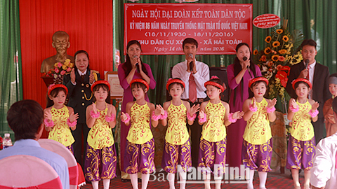 Biểu diễn văn nghệ chào mừng Ngày hội Đại đoàn kết toàn dân tộc tại khu dân cư xóm 11, xã Hải Toàn (Hải Hậu).