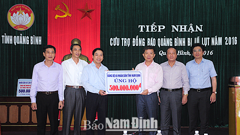 Đồng chí Trần Văn Chung, Phó Bí thư Thường trực Tỉnh ủy thăm hỏi, động viên và trao quà hỗ trợ đồng bào tỉnh Quảng Bình khắc phục hậu quả bão lụt.