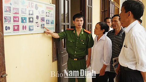 Cán bộ Phòng Cảnh sát điều tra tội phạm về ma túy (Công an tỉnh) tuyên truyền về tác hại của ma túy cho nhân dân xã Giao Thiện (Giao Thủy).