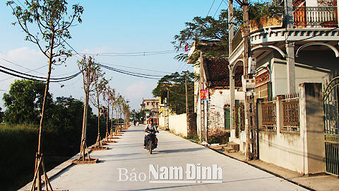 Đường liên thôn thuộc xã Hồng Quang được bê tông hóa thuận tiện cho việc đi lại.