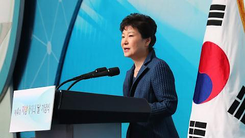 Tổng thống Park Geun-hye phát biểu tại một buổi lễ ở Busan, Hàn Quốc, ngày 27/10. Ảnh: YONHAP/TTXVN