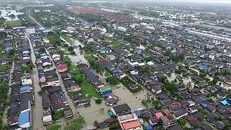 Nhiều khu dân cư ở tỉnh Nakhon Si Thammarat bị chìm trong nước lũ. (Ảnh: Bưu điện Bangkok).