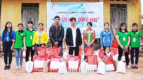 CLB Thanh niên tình nguyện tỉnh trao quà cho các đối tượng chính sách, hộ nghèo tại xã Dương Hưu, huyện Sơn Động (Bắc Giang).