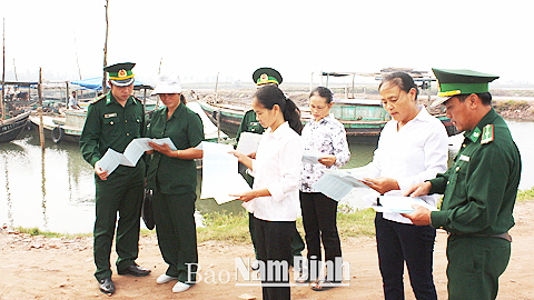 Cán bộ vận động quần chúng Đồn Biên phòng Ba Lạt tuyên truyền về chủ quyền biển, đảo cho nhân dân.