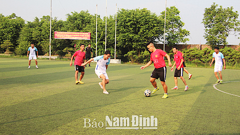 Trận giao hữu bóng đá giữa Đoàn Thanh niên xã Nam Mỹ và Chi đoàn Thanh niên Phòng An ninh điều tra (Công an tỉnh) tháng 11-2016.