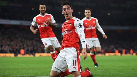 M. Ozil ghi bàn thắng đẹp cho Arsenal.