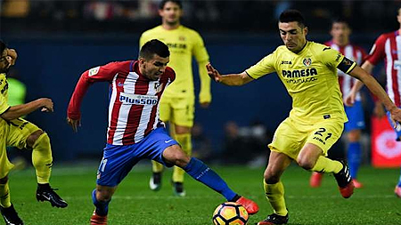 Atletico Madrid (sọc trắng đỏ) đang "hụt hơi" trong cuộc đua tới ngôi vô địch La Liga mùa này. Ảnh: Goal