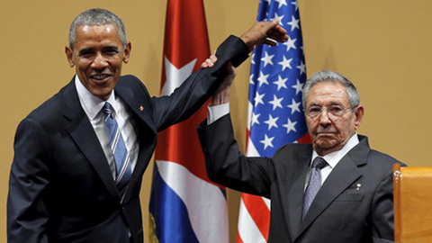 Tổng thống Mỹ Barack Obama và Chủ tịch Cuba Raul Castro. (ảnh: Reuters).