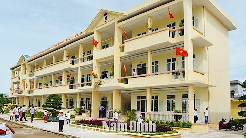 Công trình Trường Tiểu học Nam Dương với kinh phí đầu tư 12 tỷ đồng, được hoàn thành, đưa vào sử dụng tháng 9-2016.