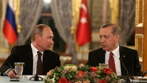 Tổng thống Nga Putin (trái) và người đồng cấp Thổ Nhĩ Kỳ Erdogan. Ảnh: D.W