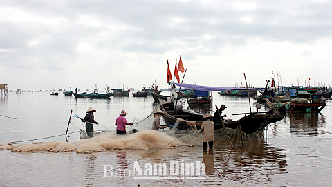 Ngư dân huyện Giao Thủy chuẩn bị ngư lưới cụ cho chuyến khai thác thủy sản ven bờ.