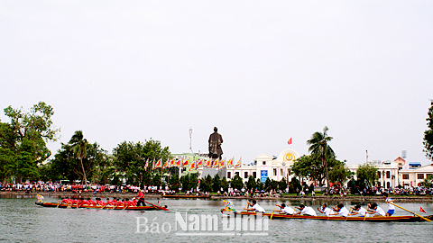 Thi đấu tại Giải bơi chải tỉnh năm 2016. 