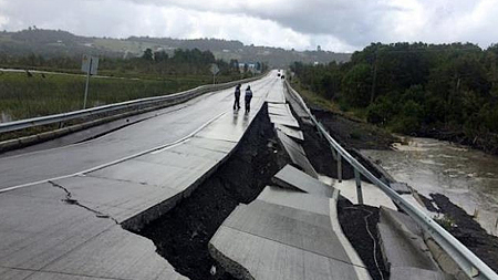 Con đường bị phá hủy sau trận động đất tại Tarahuin, đảo Chiloe, miền nam Chile, ngày 25-12-2016. (Ảnh: Reuters)