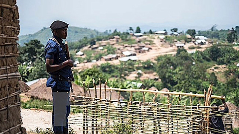 Cảnh sát Congo gác tại làng Buleusa. Ảnh: AFP/TTXVN