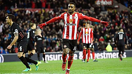 J. Defoe (áo sọc trắng-đỏ) hai lần "trừng phạt" sai lầm của các cầu thủ Liverpool.